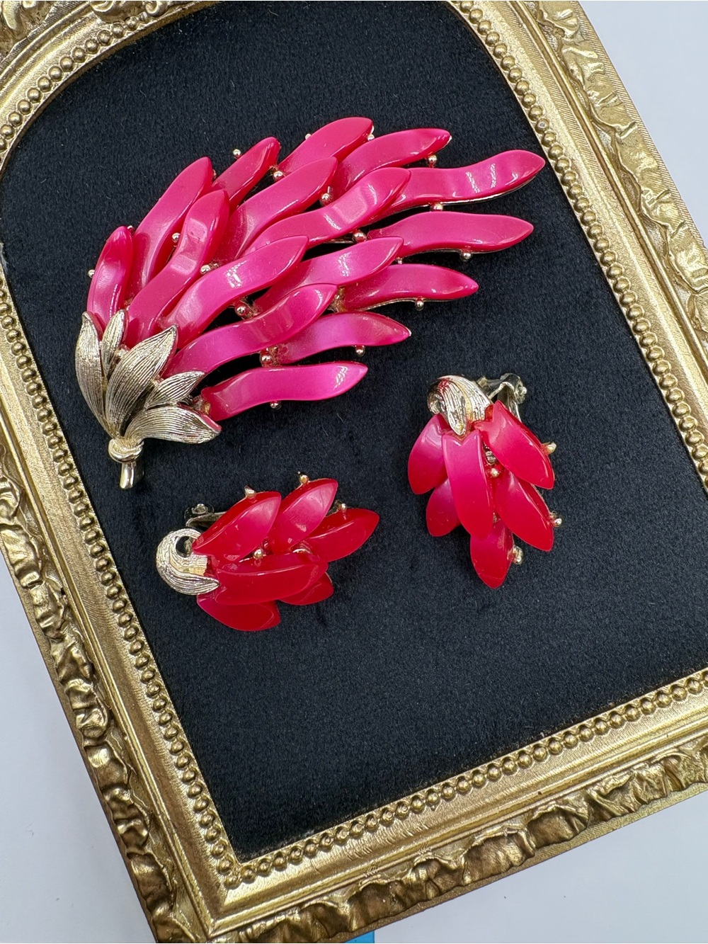 Vintage Signed Lisner Hot Pink Thermoset Lucite Brooch & Clip-On Earrings Set